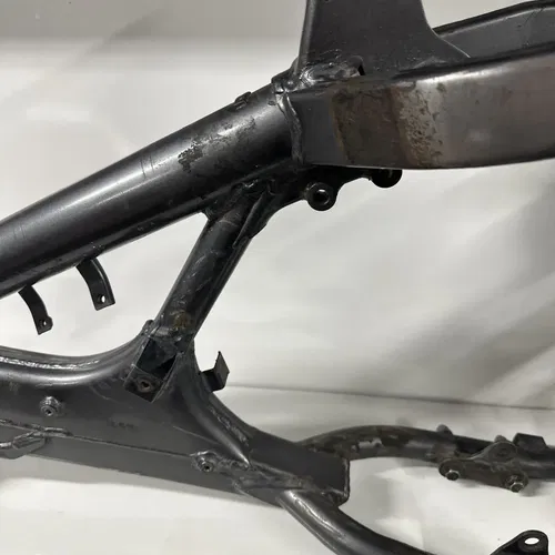 2001 Suzuki RM250 RM 250 Main Frame Chassis Cradle OEM 01 41100-37F00-24K