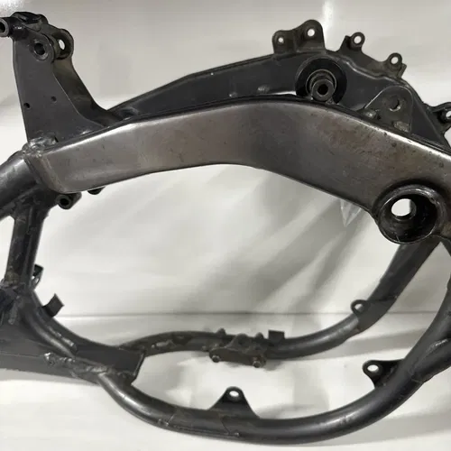 2001 Suzuki RM250 RM 250 Main Frame Chassis Cradle OEM 01 41100-37F00-24K