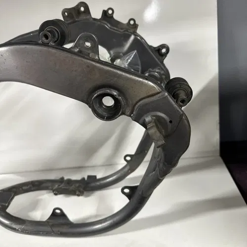 2001 Suzuki RM250 RM 250 Main Frame Chassis Cradle OEM 01 41100-37F00-24K