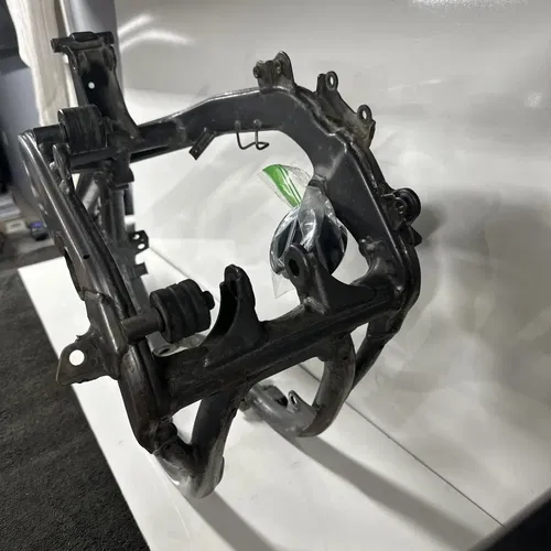 2001 Suzuki RM250 RM 250 Main Frame Chassis Cradle OEM 01 41100-37F00-24K