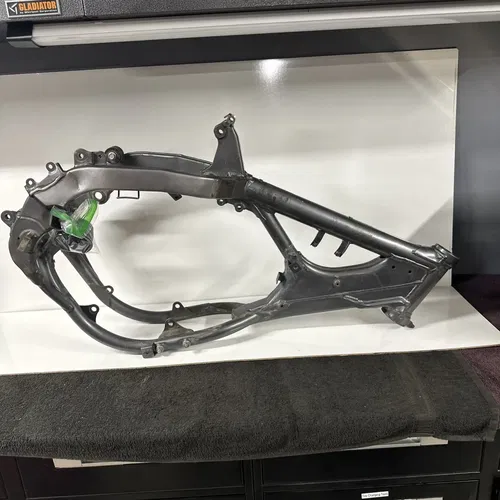 2001 Suzuki RM250 RM 250 Main Frame Chassis Cradle OEM 01 41100-37F00-24K