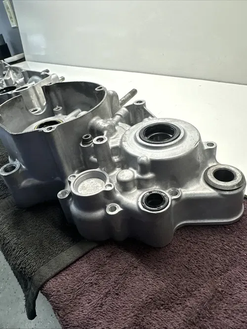 2001 Suzuki RM250 RM 250 01 Engine Cases Left Right Halves Crankcase Pair Bolts