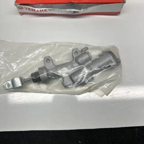 New 33D-2583V-00-00 Rear Brake Master Cylinder Assembly Genuine OEM Yamaha NOS