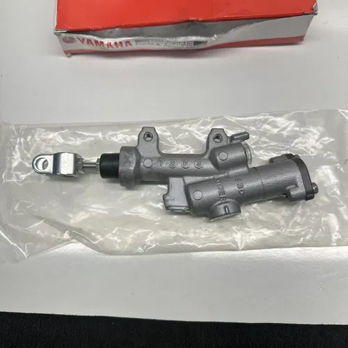 New 33D-2583V-00-00 Rear Brake Master Cylinder Assembly Genuine OEM Yamaha NOS