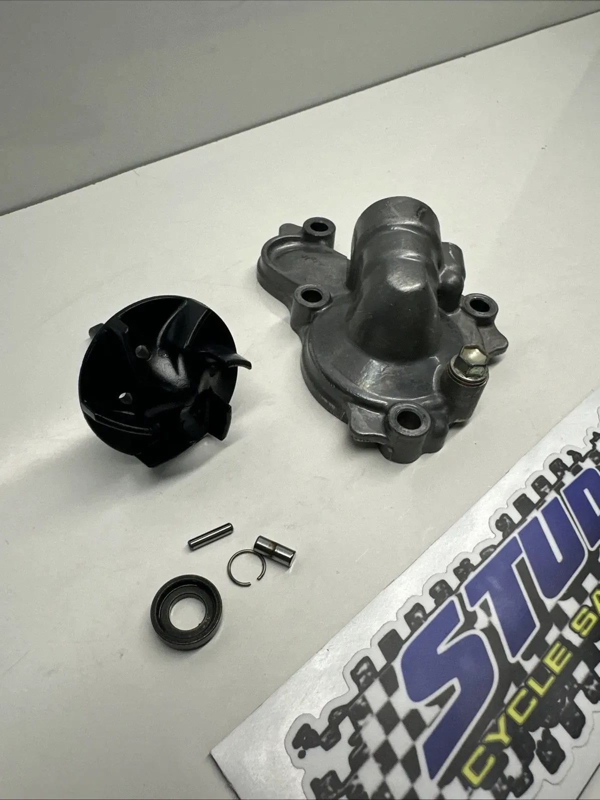 2020 YAMAHA YZ 450 WATERPUMP COOLING SYSTEM COVER OEM IMPELLER SHAFT