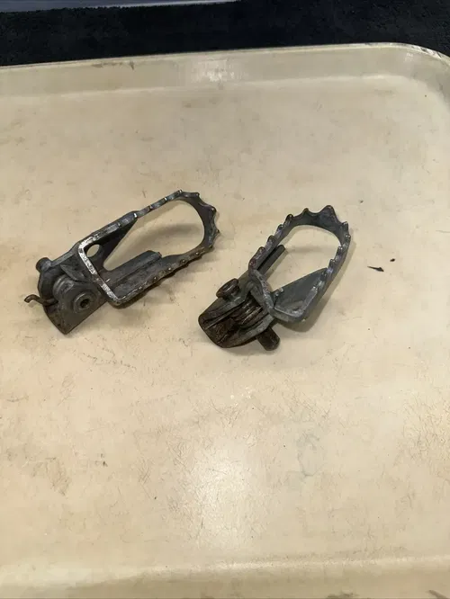 2001 YAMAHA TTR125 TTR125E TTR125L TTR125LE OEM FOOT PEGS PEDALS FRAME STAND