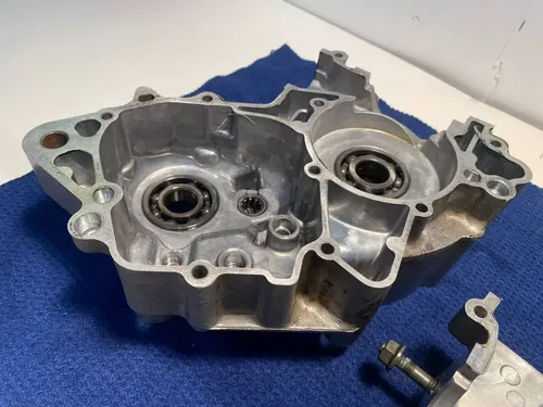 02-18 YAMAHA YZ85 OEM BOTTOM END ENGINE CRANK CASES LEFT AND RIGHT YZ85 OEM 03