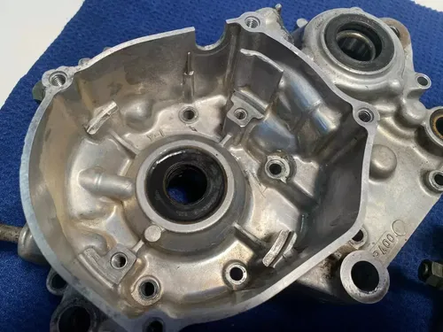 02-18 YAMAHA YZ85 OEM BOTTOM END ENGINE CRANK CASES LEFT AND RIGHT YZ85 OEM 03