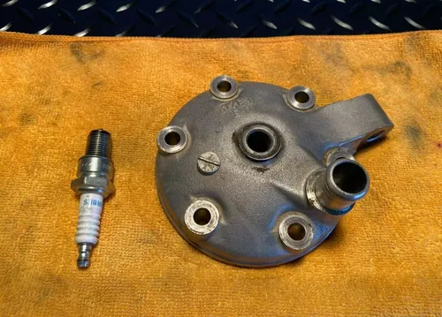 1999 96-00 Suzuki RM250 Top End Cylinder Head Cap Dome Cap Spark Plug Assembly