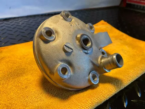 1999 96-00 Suzuki RM250 Top End Cylinder Head Cap Dome Cap Spark Plug Assembly