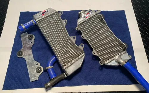 2003 02-04 YZ125 RADIATORS LEFT AND RIGHT ASSEMBLY HOSES RADIATORS 2003 02-04
