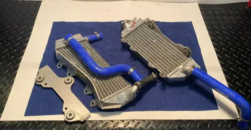 2003 02-04 YZ125 RADIATORS LEFT AND RIGHT ASSEMBLY HOSES RADIATORS 2003 02-04