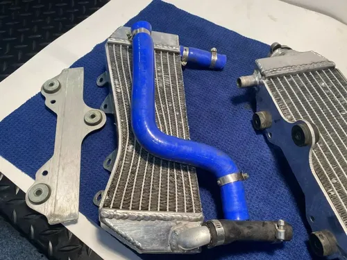 2003 02-04 YZ125 RADIATORS LEFT AND RIGHT ASSEMBLY HOSES RADIATORS 2003 02-04