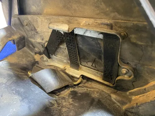 1999 SUZUKI RM250 OEM AIRBOX INTAKE AIR BOX CASE 13700-37E21 OEM SUZUKI RM 250