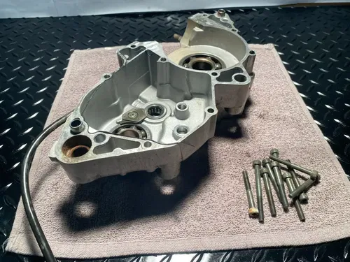 97-98 YAMAHA YZ250 YZ 250 OEM LEFT ENGINE MOTOR CRANKCASE CRANK CASE BLOCK