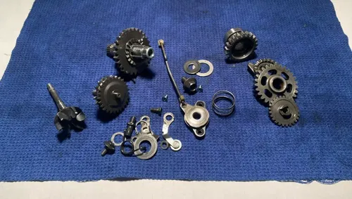1998 SUZUKI 98 OEM KICKSTART SHAFT IDLER GEAR RM250 BOTTOM END GEAR ASSEMBLY OEM