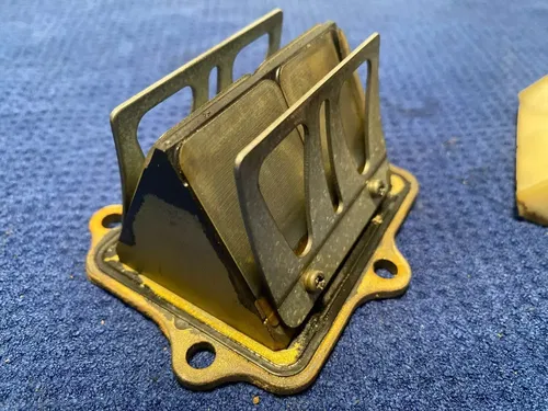 2000 YAMAHA YZ250 OEM INTAKE REED BLOCK ASSEMBLY 4XL-13610-00-00 OEM YZ250
