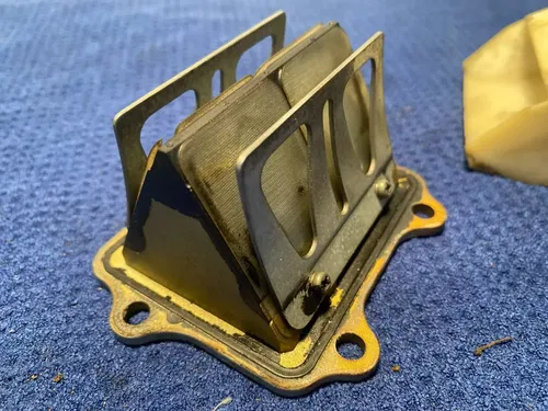 2000 YAMAHA YZ250 OEM INTAKE REED BLOCK ASSEMBLY 4XL-13610-00-00 OEM YZ250