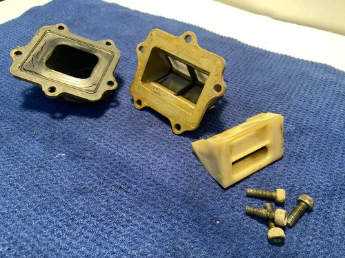 2000 YAMAHA YZ250 OEM INTAKE REED BLOCK ASSEMBLY 4XL-13610-00-00 OEM YZ250