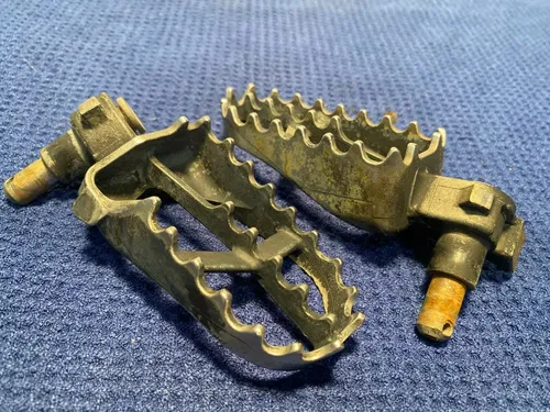 2000 YZ250 OEM YAMAHA FOOTPEGS OEM PEGS ASSEMBLY YAMAHA YZ250 YZ125 FOOTPEGS OEM