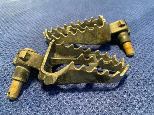 2000 YZ250 OEM YAMAHA FOOTPEGS OEM PEGS ASSEMBLY YAMAHA YZ250 YZ125 FOOTPEGS OEM
