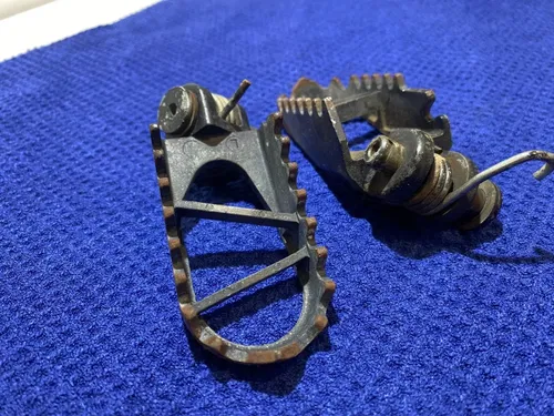 1999 Suzuki RM 250 Foot Pegs Left Right 43551-36E40-019 OEM SUZUKI RM 250 PEGS