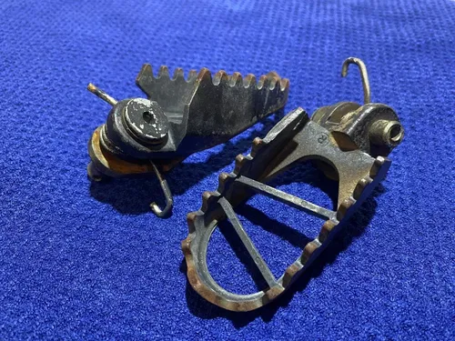 1999 Suzuki RM 250 Foot Pegs Left Right 43551-36E40-019 OEM SUZUKI RM 250 PEGS