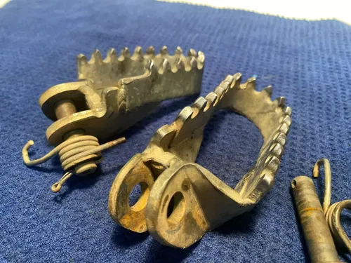 2000 Suzuki RM 125 Foot Pegs Left Right 43551-36E40-019 2000-2002 OEM SUZUKI RM