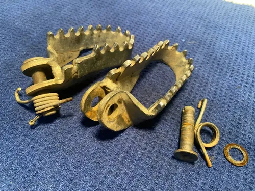 2000 Suzuki RM 125 Foot Pegs Left Right 43551-36E40-019 2000-2002 OEM SUZUKI RM