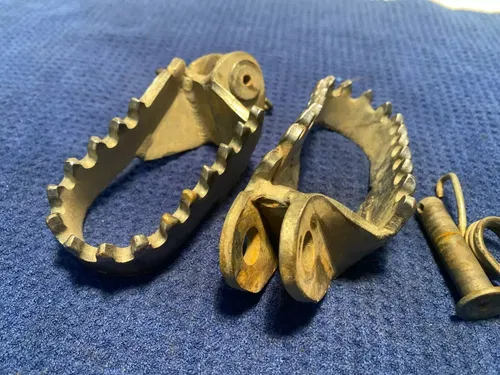 2000 Suzuki RM 125 Foot Pegs Left Right 43551-36E40-019 2000-2002 OEM SUZUKI RM