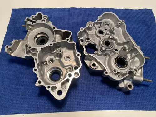 02-18 YAMAHA YZ85 OEM BOTTOM END ENGINE CRANK CASES LEFT AND RIGHT YZ85 OEM 2006