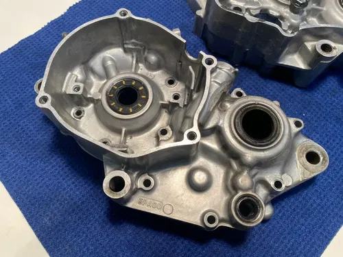 02-18 YAMAHA YZ85 OEM BOTTOM END ENGINE CRANK CASES LEFT AND RIGHT YZ85 OEM 2006