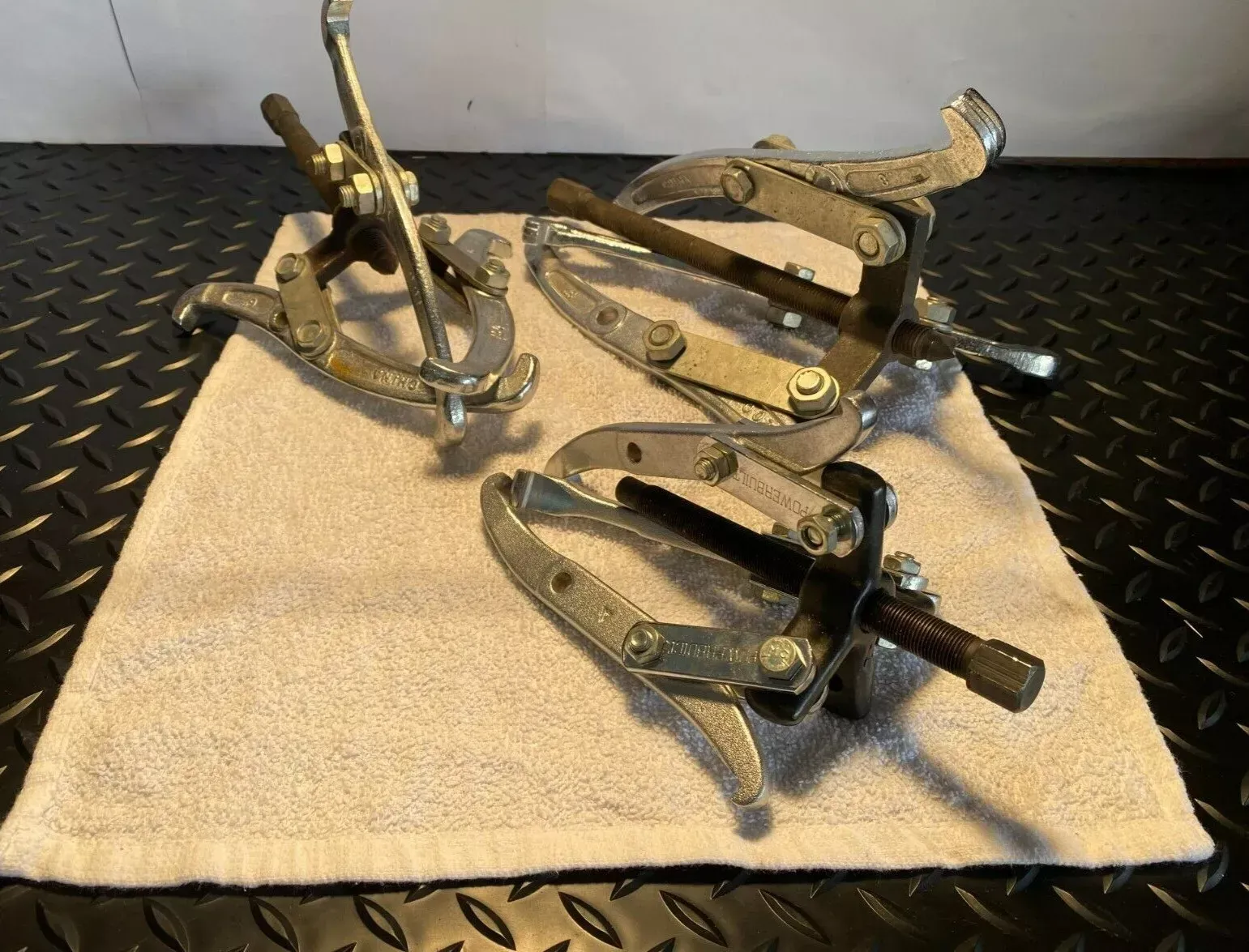 GEAR FLYWHEEL PULLEY SET REMOVAL 3-JAW HOOK PULLER IN OUTSIDE REVERSIBLE JAWS