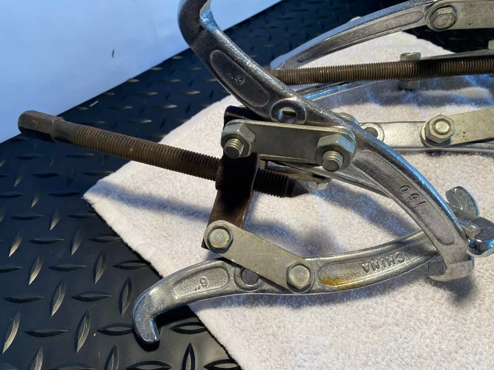 GEAR FLYWHEEL PULLEY SET REMOVAL 3-JAW HOOK PULLER IN OUTSIDE REVERSIBLE JAWS