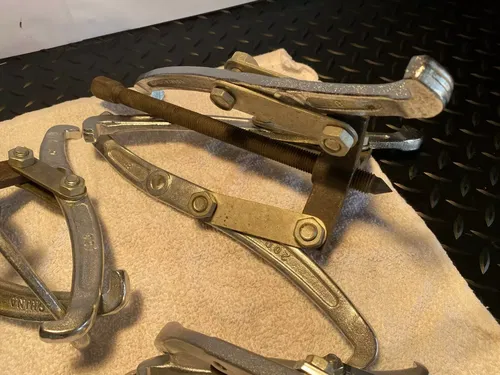 GEAR FLYWHEEL PULLEY SET REMOVAL 3-JAW HOOK PULLER IN OUTSIDE REVERSIBLE JAWS