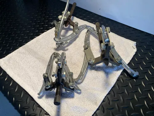 GEAR FLYWHEEL PULLEY SET REMOVAL 3-JAW HOOK PULLER IN OUTSIDE REVERSIBLE JAWS