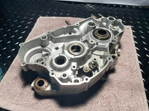 97-98 YAMAHA YZ250 YZ 250 OEM RIGHT ENGINE MOTOR CRANKCASE CRANK CASE BLOCK