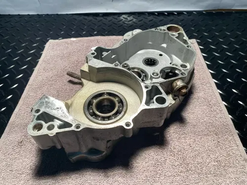 97-98 YAMAHA YZ250 YZ 250 OEM RIGHT ENGINE MOTOR CRANKCASE CRANK CASE BLOCK