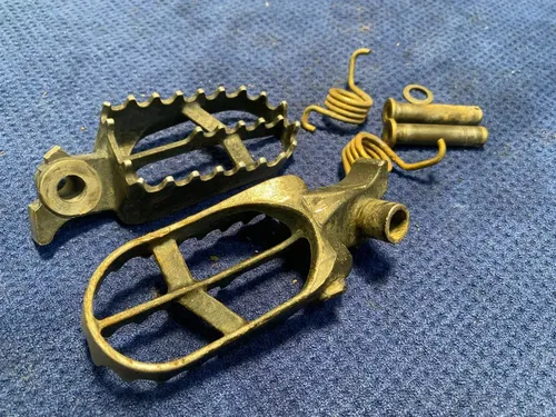 2002 YZ 85 OEM GENUINE FOOT PEGS RACING REST STEP OEM FOOTPEGS OEM YZ85 YZ