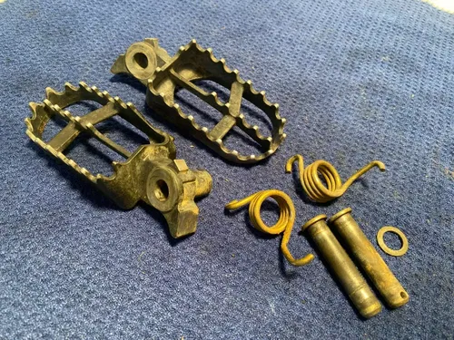 2002 YZ 85 OEM GENUINE FOOT PEGS RACING REST STEP OEM FOOTPEGS OEM YZ85 YZ