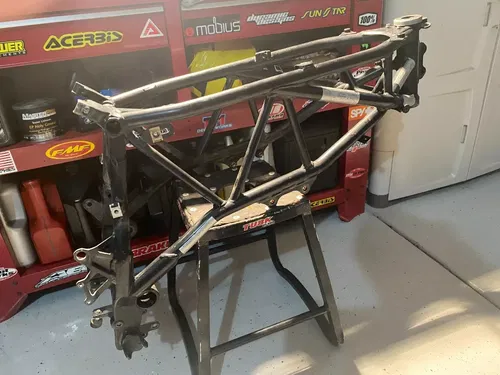 2005 KTM 950 ADVENTURE OEM MAIN FRAME CHASSIS 950 KTM ADVENTURE FRAME CLN TITL