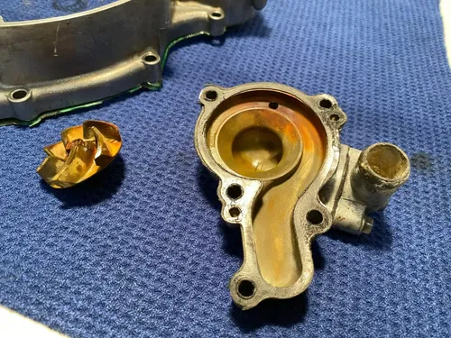 2000 00-02 KX125 KX 125 Inner Intermediate Clutch Cover Water Pump Housing Case