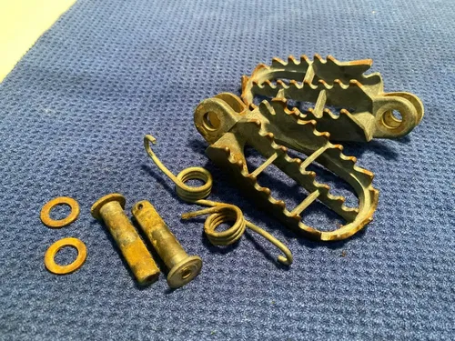 2000 Suzuki RM 125 Foot Pegs Left Right 43551-36E40-019 2000-2002 OEM SUZUKI #2