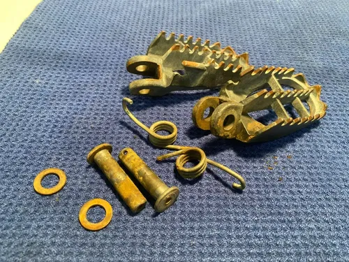 2000 Suzuki RM 125 Foot Pegs Left Right 43551-36E40-019 2000-2002 OEM SUZUKI #2