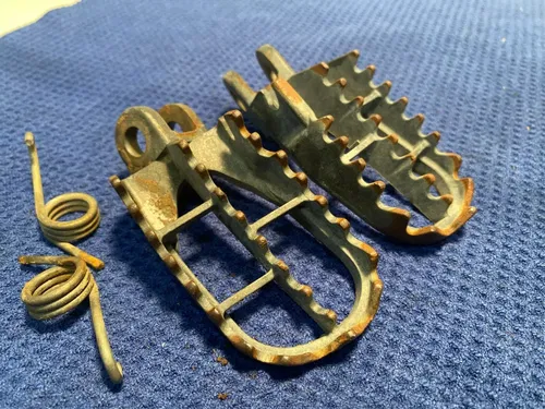 2000 Suzuki RM 125 Foot Pegs Left Right 43551-36E40-019 2000-2002 OEM SUZUKI #2