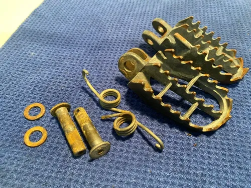 2000 Suzuki RM 125 Foot Pegs Left Right 43551-36E40-019 2000-2002 OEM SUZUKI #2