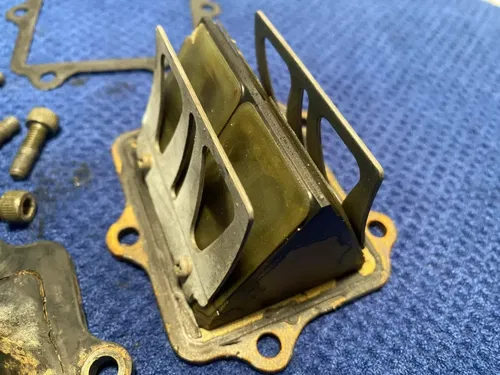 2000 YAMAHA YZ250 OEM INTAKE REED BLOCK ASSEMBLY 4XL-13610-00-00 OEM YZ250 #2