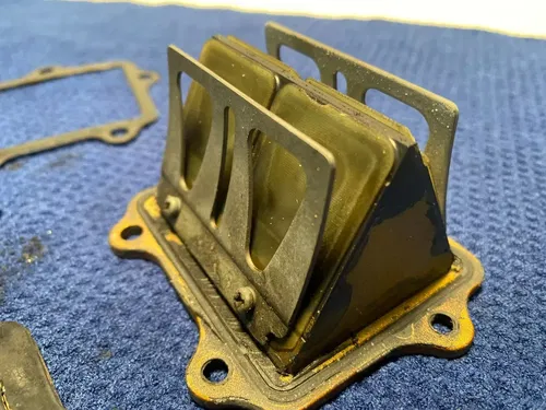 2000 YAMAHA YZ250 OEM INTAKE REED BLOCK ASSEMBLY 4XL-13610-00-00 OEM YZ250 #2