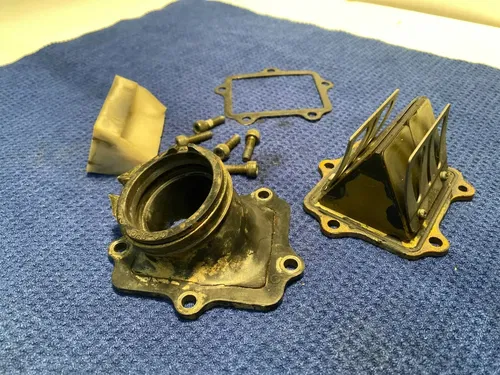 2000 YAMAHA YZ250 OEM INTAKE REED BLOCK ASSEMBLY 4XL-13610-00-00 OEM YZ250 #2