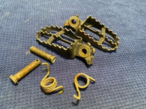 2003 YZ 85 OEM GENUINE FOOT PEGS RACING REST STEP OEM FOOTPEGS OEM YZ85 YZ